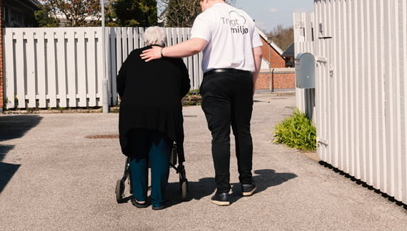 Tryghedsmedarbejder støtter ældre dement kvinde