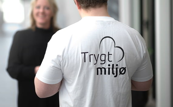Tryghedsmedarbejder fra TrygtMiljø taler med kvinde
