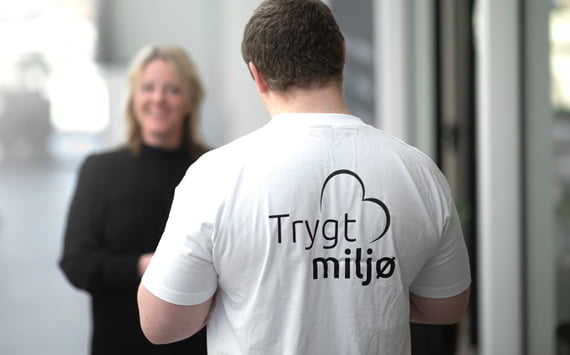 Tryghedsskabende medarbejder snakker med kollega