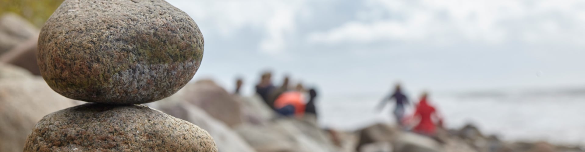 Stentårn på stranden med mennesker