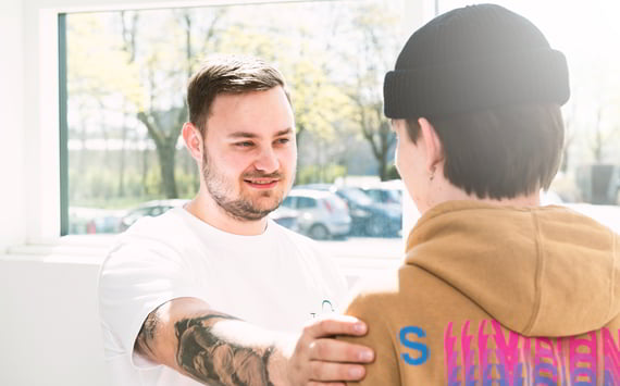 Vagt støtter ung borger på Fyn