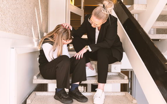 konflikthåndtering mellem pige og pædagogisk vikar