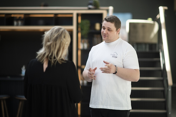 Skærmer fra TrygtMiljø der fortæller om miljøterapi