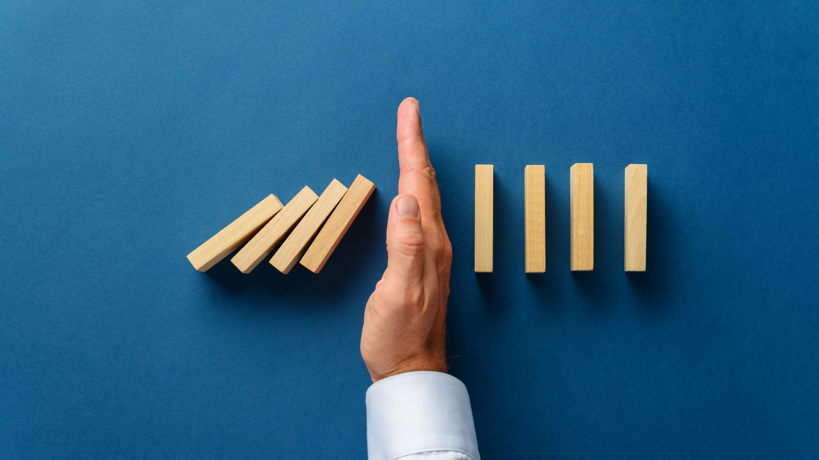 Hånd stopper dominoeffekt